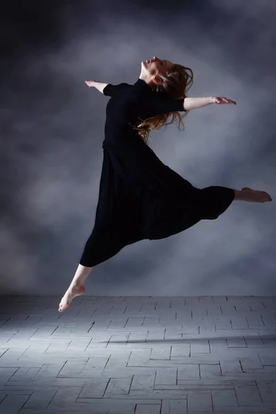 Bailarina de ballet moderna posando sobre fondo oscuro — Foto de Stock