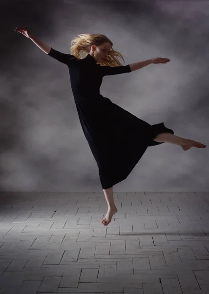 Bailarina de ballet moderna posando sobre fondo oscuro — Foto de Stock