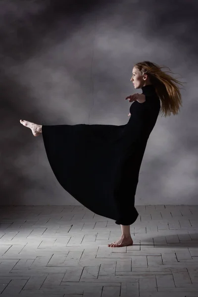 Tancerz baletowy pozowanie na ciemnym tle — Zdjęcie stockowe