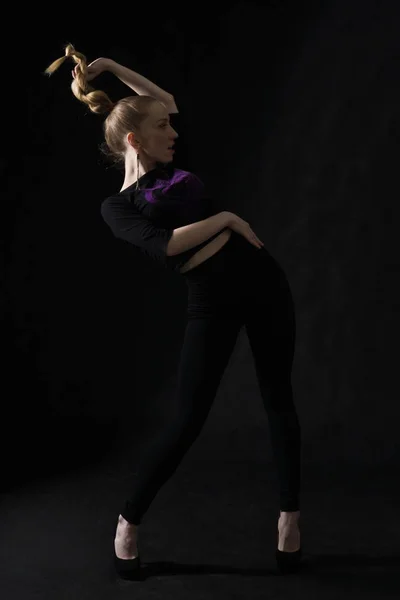 Vogue danser poseren op donkere achtergrond — Stockfoto