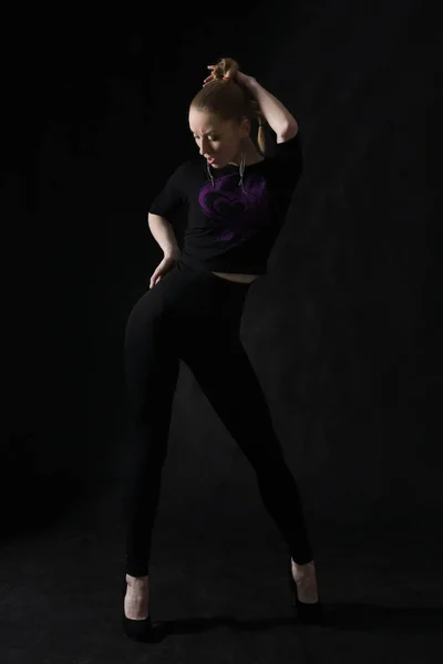 Vogue dancer posing on dark background — Stock Photo, Image