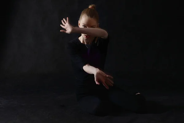 Вог-танцор позирует на тёмном фоне — стоковое фото