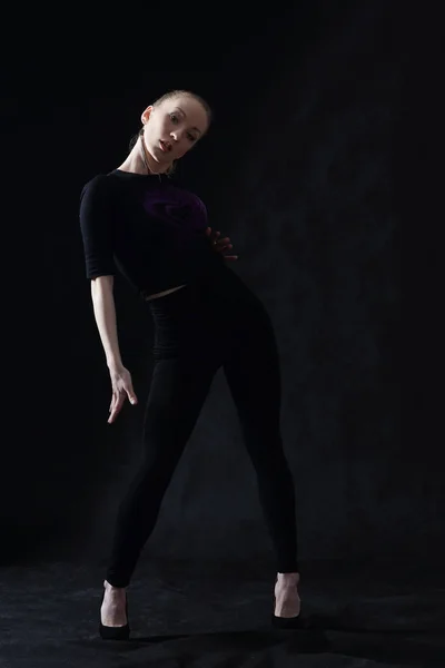 Tancerz Vogue pozowanie na ciemnym tle — Zdjęcie stockowe