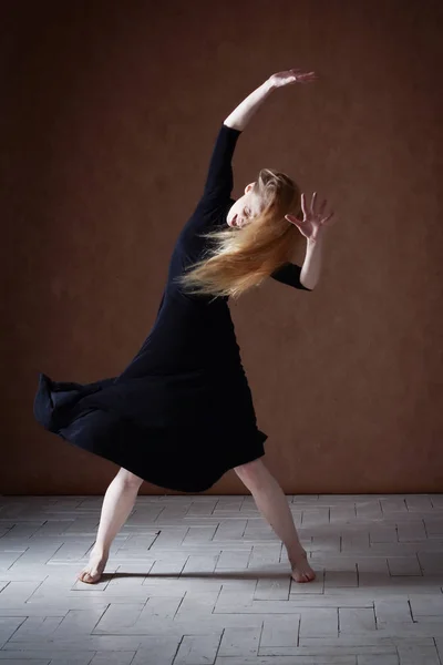 Ballerino moderno in posa su sfondo scuro — Foto Stock