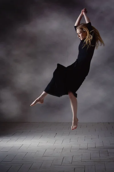 Danseuse de ballet moderne posant sur fond sombre — Photo