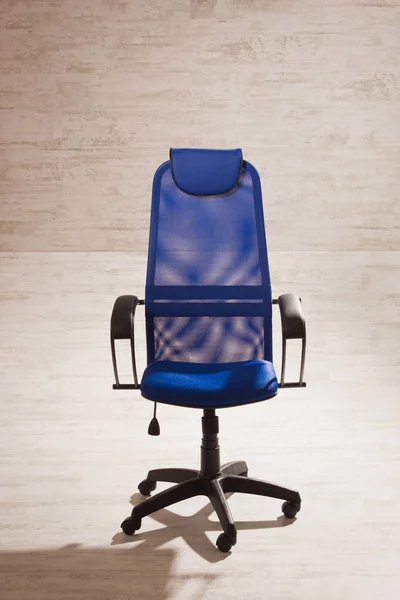 Krzesło biurowe z bue skóry — Zdjęcie stockowe