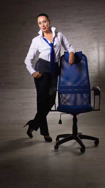 Mujer de negocios vestida con pantalones, blusa blanca, corbata posando al lado —  Fotos de Stock