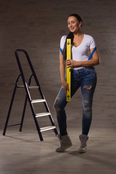 Mulher muito adulta vestida de jeans, uma T-shirt branca com um contras — Fotografia de Stock