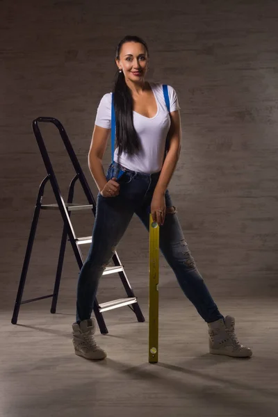 Mulher muito adulta vestida de jeans, uma T-shirt branca com um contras — Fotografia de Stock