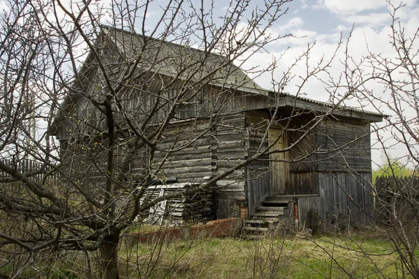 Заброшенный старый дом с привидениями — стоковое фото