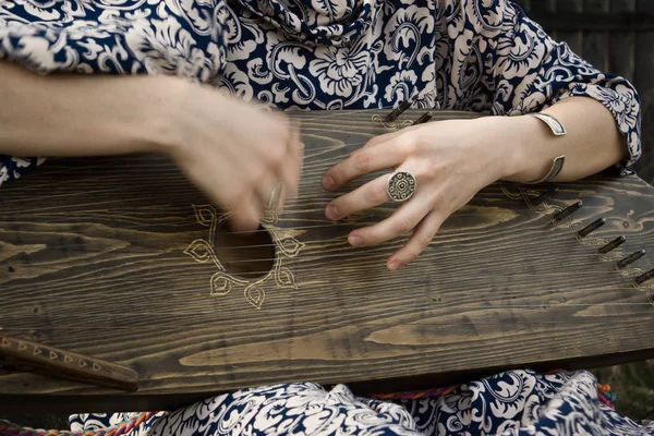 Gusli folk instrumento musical em mãos de mulher — Fotografia de Stock
