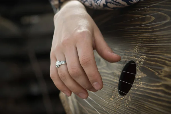 Gusli lidový hudební nástroj v rukou ženy — Stock fotografie