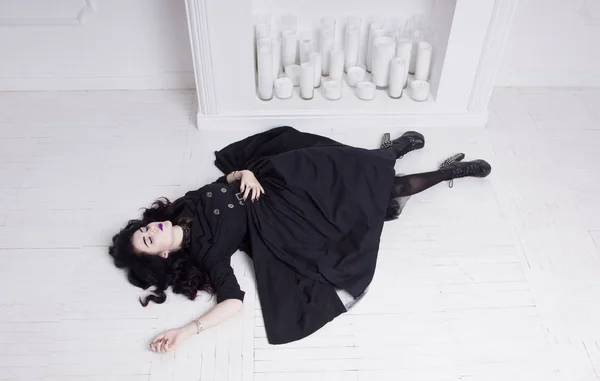 Gothic žena dlouho krásné černé šaty — Stock fotografie