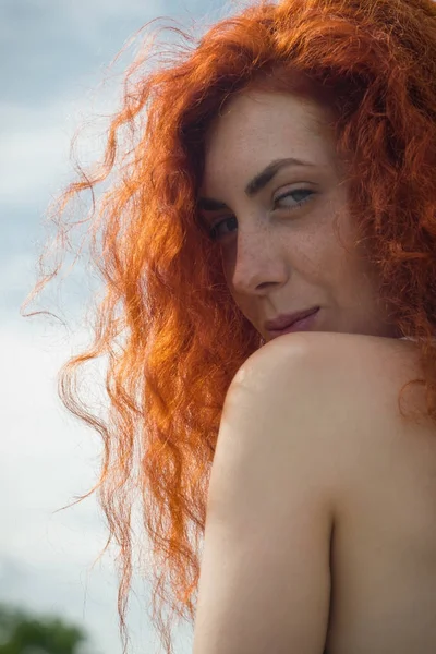 Femme rousse Nature Portrait . — Photo