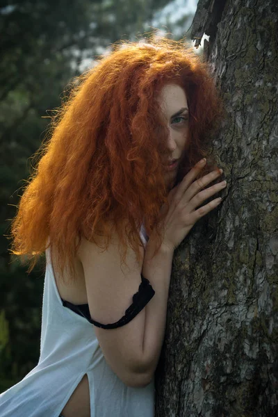 Kızıl saçlı kadın doğa portresi. — Stok fotoğraf