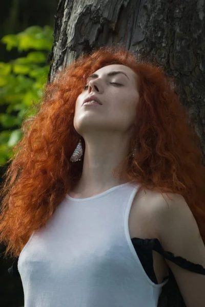 Zrzka žena přírodní portrét. — Stock fotografie