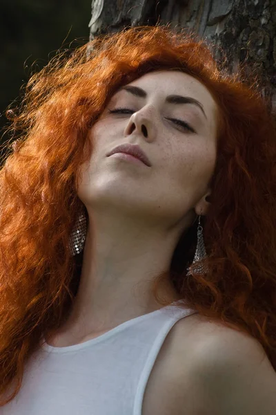 Femme rousse Nature Portrait . — Photo