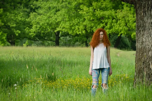 Ruda kobieta natura portret. — Zdjęcie stockowe