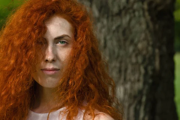 Rödhårig kvinna natur porträtt. — Stockfoto