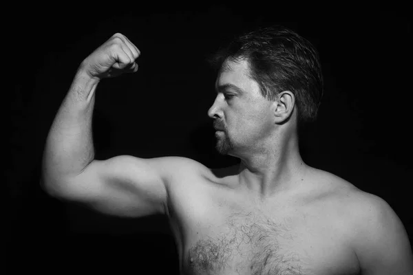 Svalnatý muž ukazující svaly — Stock fotografie