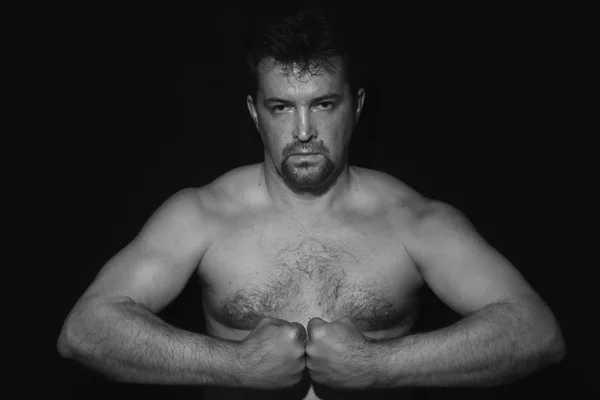 Muskularny mężczyzna pokazujący swoje mięśnie — Zdjęcie stockowe
