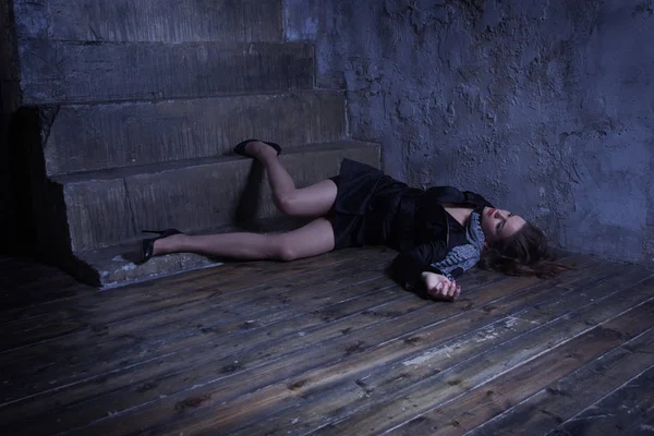 Место преступления с задушенной женщиной в стиле ретро в темноте — стоковое фото