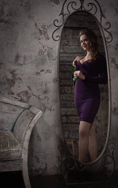 Retro stijl mode portret van een vrouw in een donkere interieur — Stockfoto