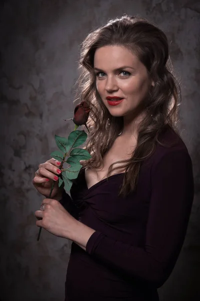 Hermosa mujer joven vestida con vestido negro en un interi vintage —  Fotos de Stock