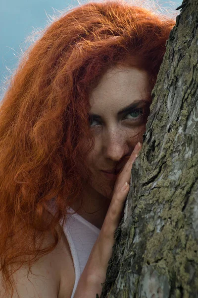 Roodharige vrouw natuur portret. — Stockfoto