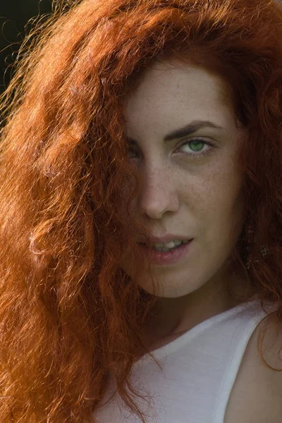 Rödhårig kvinna natur porträtt. — Stockfoto