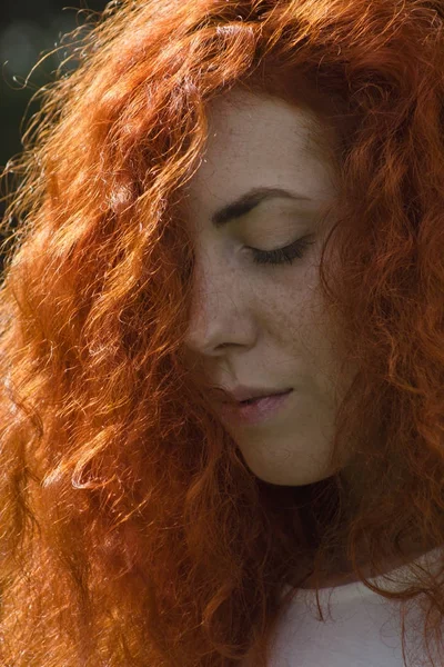 Femme rousse Nature Portrait . — Photo