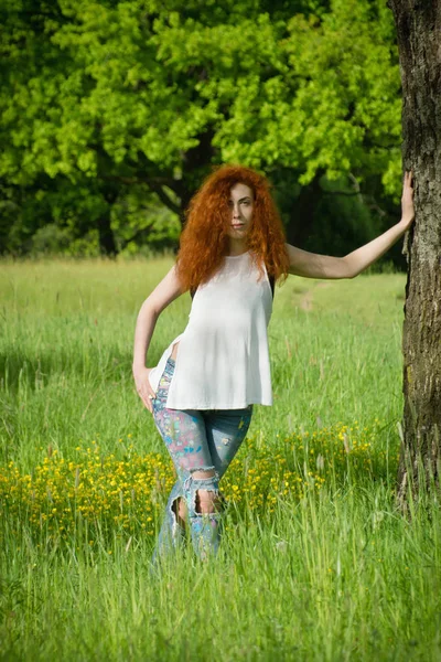 लाल बालों वाली महिला प्रकृति पोर्ट्रेट . — स्टॉक फ़ोटो, इमेज