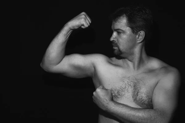 Muskularny mężczyzna pokazujący swoje mięśnie — Zdjęcie stockowe