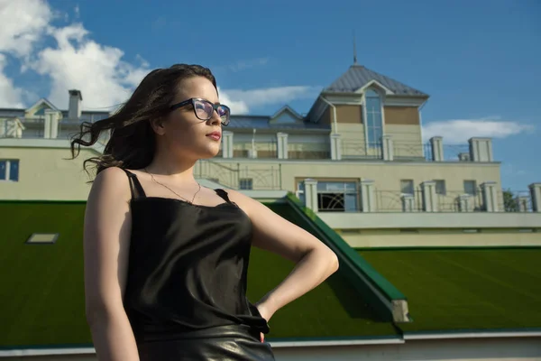 La muchacha a la moda en el paisaje de la ciudad — Foto de Stock