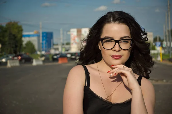 Ragazza alla moda su un paesaggio di città — Foto Stock