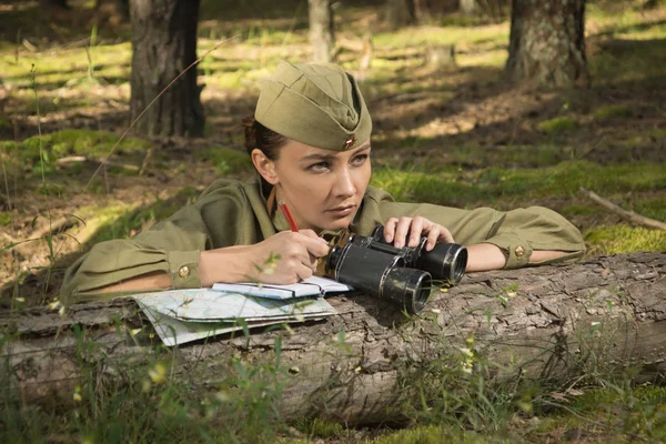 第二次世界大戦の赤い軍隊の制服を着た女性. — ストック写真