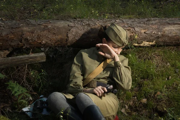 Donna in uniforme dell'Armata Rossa della Seconda Guerra Mondiale . — Foto Stock