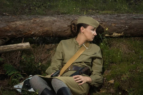 Femme en uniforme de l'Armée rouge de la Seconde Guerre mondiale . — Photo