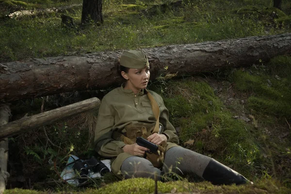 Femme en uniforme de l'Armée rouge de la Seconde Guerre mondiale . — Photo