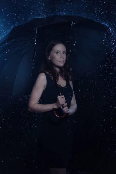 Молода дівчина під парасолькою під дощем — стокове фото