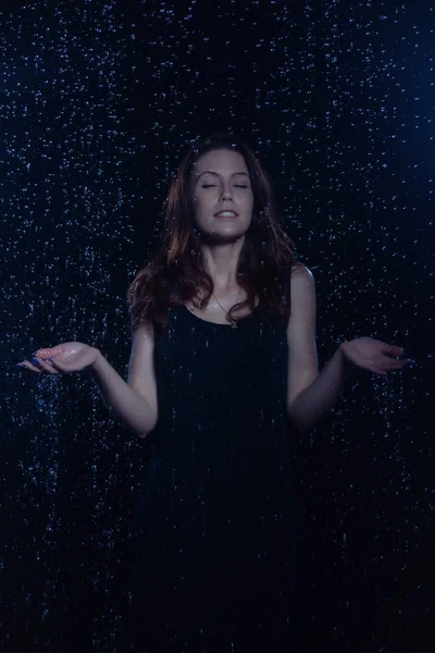 Sexy bella donna sotto la pioggia — Foto Stock
