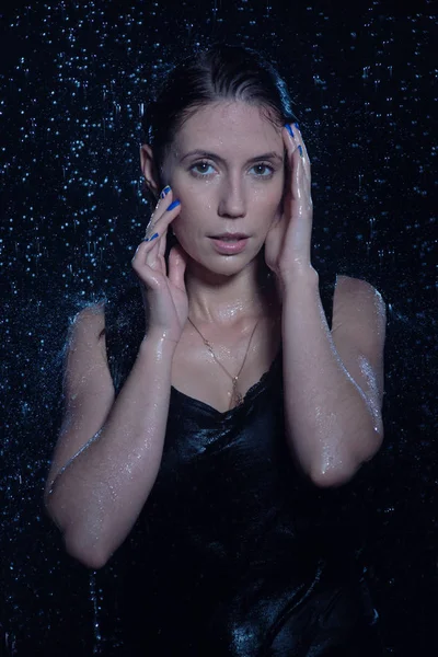 Sexig vacker kvinna under regn — Stockfoto
