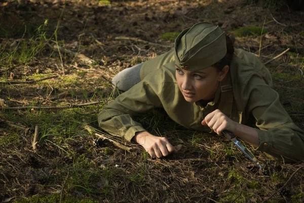 Donna in uniforme dell'Armata Rossa della Seconda Guerra Mondiale . — Foto Stock