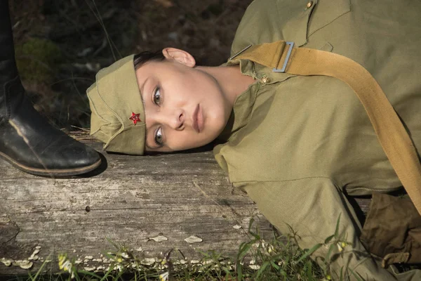 Kvinna i uniform av den röda armén i understödjavärlden kriger. — Stockfoto