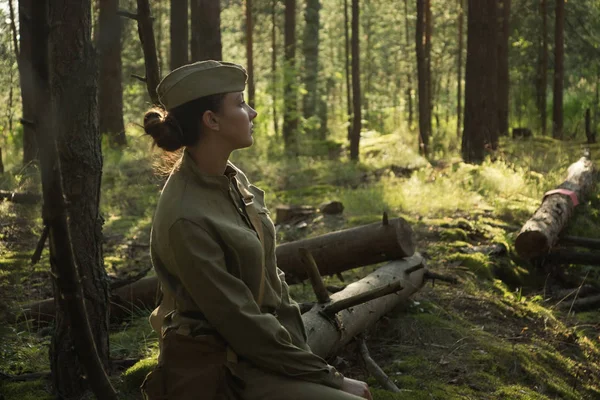 İkinci Dünya Savaşı Kızılordu üniformalı kadın. — Stok fotoğraf