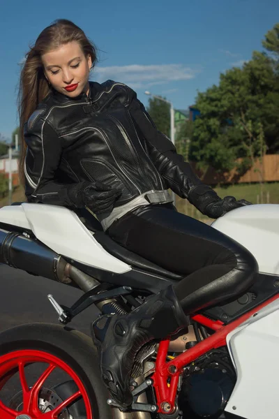 Sexy chica motorista en una chaqueta de cuero —  Fotos de Stock