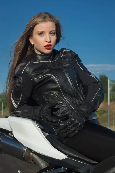 Sexy chica motorista en una chaqueta de cuero — Foto de Stock