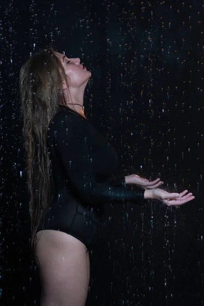性感美丽的女人下大雨 — 图库照片