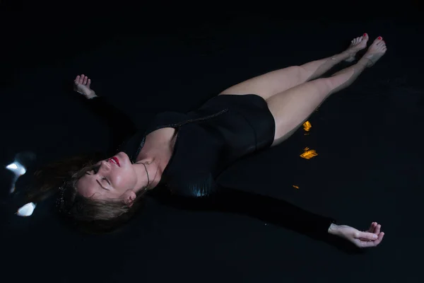Молодая женщина лежит в воде — стоковое фото