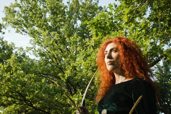 Kırmızı saçlı kız yay from sürgünler — Stok fotoğraf